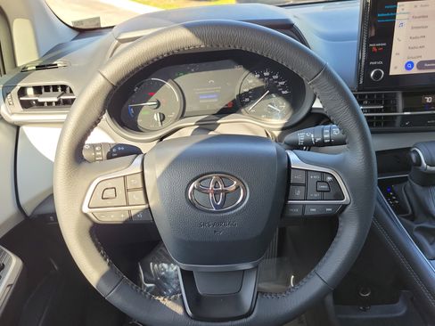 Used 2026 Toyota Sienna XLE FWD image 21