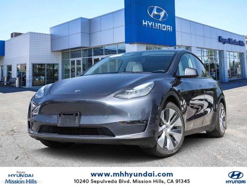 Used 2021 Tesla Model Y Long Range image 1