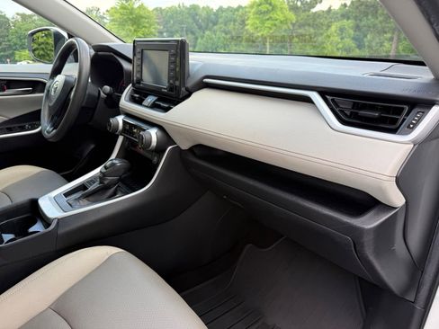 Used 2020 Toyota RAV4 XLE FWD image 24