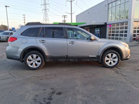 Used 2010 Subaru Outback 2.5i Premium AWD/4WD image 5