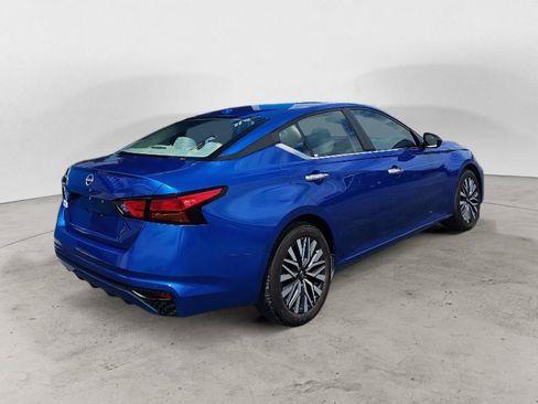 Used 2025 Nissan Altima 2.5 SV FWD image 3