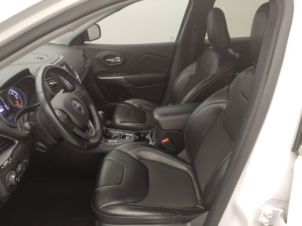 Used 2019 Jeep Cherokee Latitude Plus w/ Comfort/Convenience Group FWD image 17