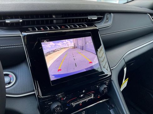 New 2025 Jeep Grand Cherokee Laredo w/ Luxury Tech Group I image 22