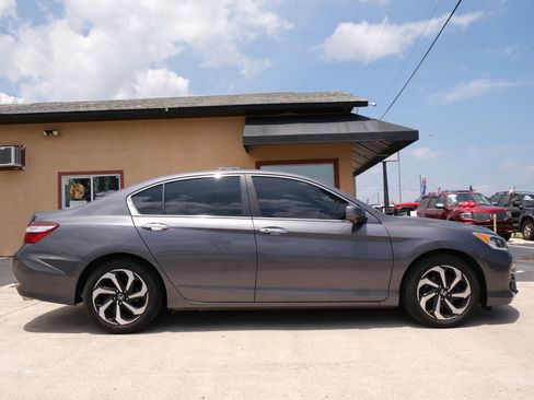 Used 2017 Honda Accord EX image 4