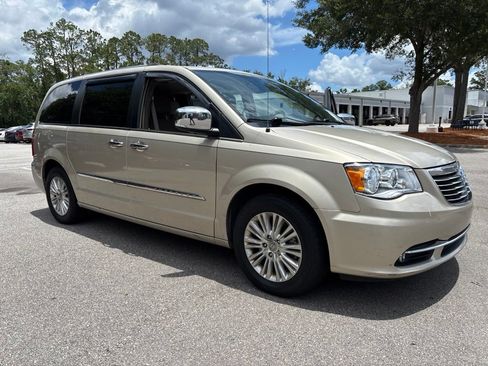 Used 2014 Chrysler Town & Country Limited FWD image 1