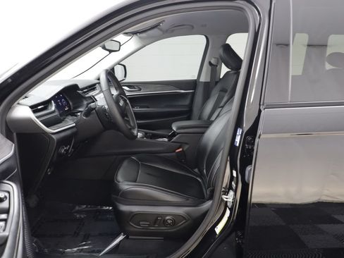 Used 2023 Jeep Grand Cherokee Limited w/ Black Appearance Package AWD/4WD image 5