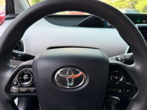 Used 2021 Toyota Prius L Eco FWD image 23