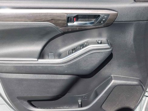 Used 2023 Toyota Highlander Limited FWD image 21