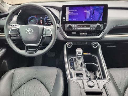 Used 2024 Toyota Grand Highlander AWD image 21