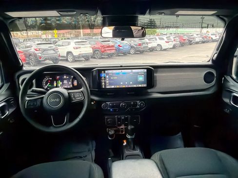 Used 2024 Jeep Wrangler Willys image 15