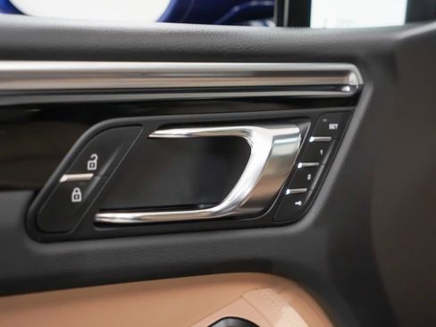 Certified 2022 Porsche Macan image 22