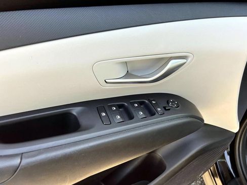 Used 2023 Hyundai Tucson SE image 19