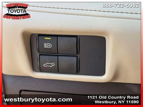 Used 2022 Toyota Highlander XLE AWD/4WD image 23