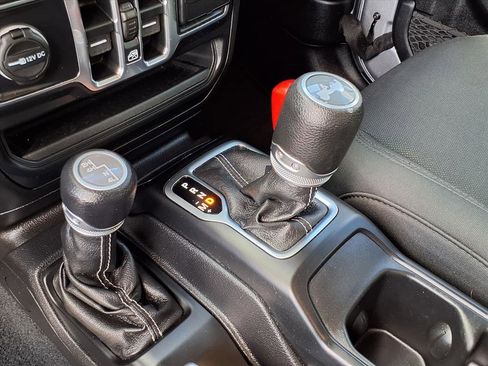 Used 2020 Jeep Wrangler Unlimited Sahara image 12