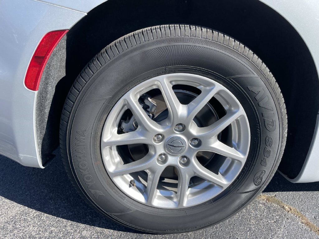 Used 2024 Chrysler Pacifica Touring-L FWD image 16