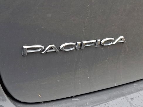 Used 2023 Chrysler Pacifica Touring-L image 21