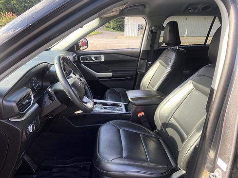 Used 2022 Ford Explorer XLT w/ Equipment Group 202A AWD/4WD image 12
