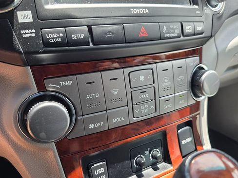 Used 2012 Toyota Highlander Limited w/ Tow Pkg FWD image 36