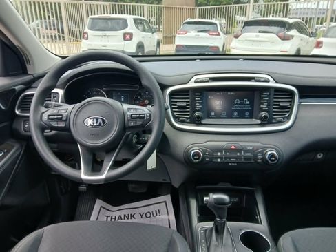 Used 2018 Kia Sorento FWD image 12