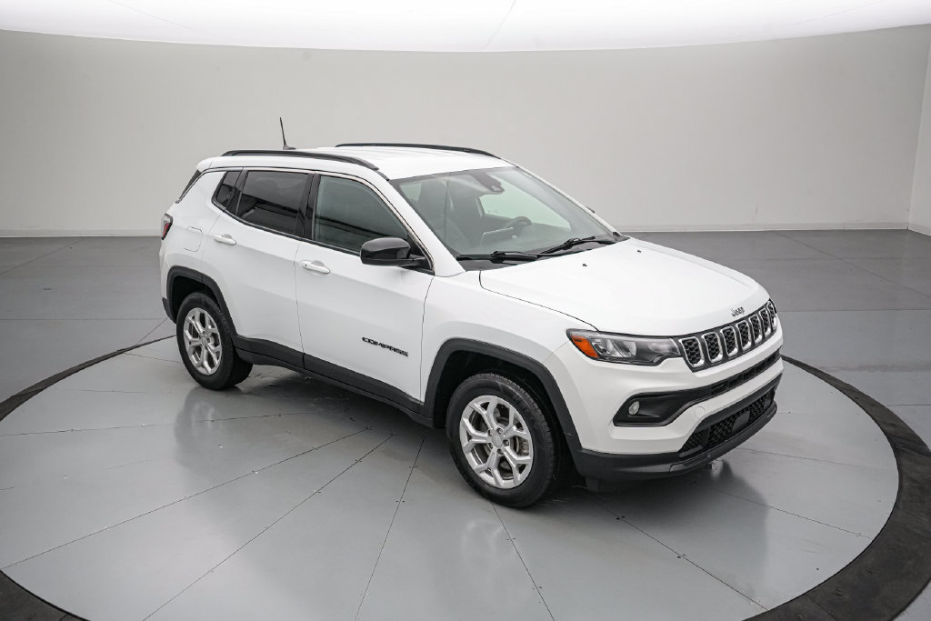 Used 2024 Jeep Compass Latitude AWD/4WD image 2