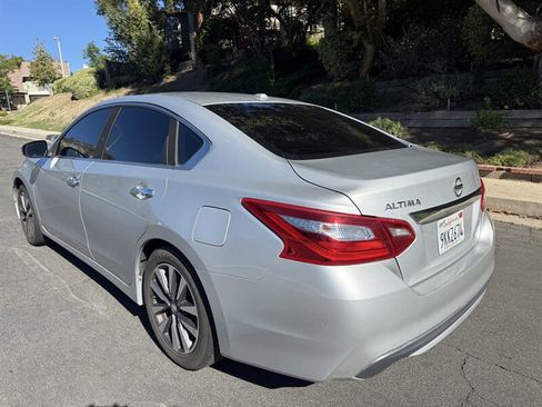 Used 2017 Nissan Altima 2.5 SL w/ Moonroof Package image 5