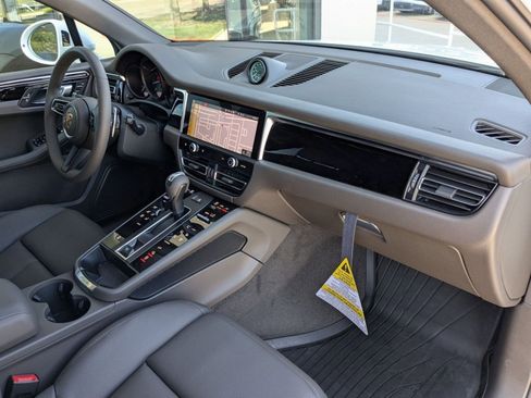 Used 2025 Porsche Macan image 26