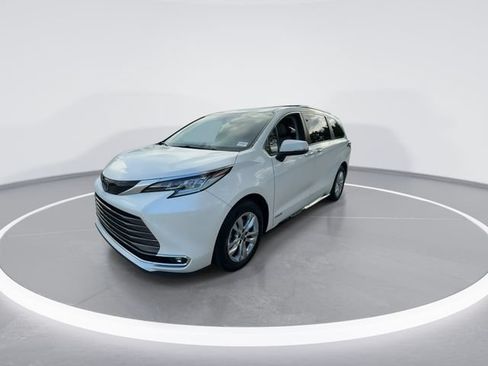 Used 2021 Toyota Sienna Limited FWD image 4