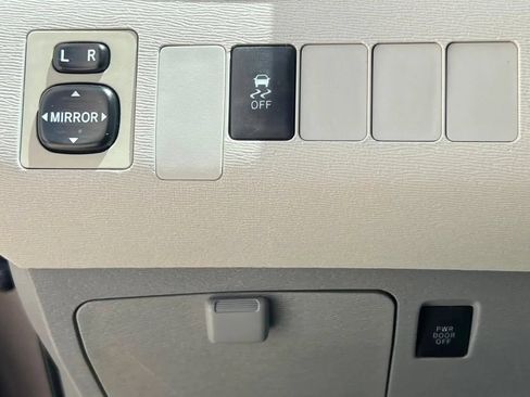Used 2013 Toyota Sienna LE FWD image 33