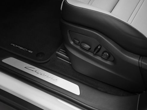 Certified 2026 Porsche Cayenne AWD/4WD image 26