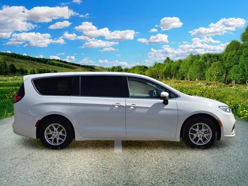 Used 2023 Chrysler Pacifica Touring-L FWD image 7