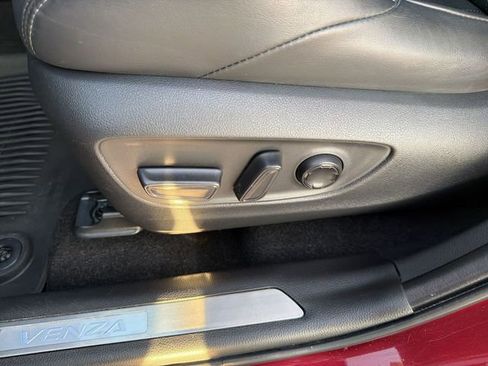 Used 2023 Toyota Venza Limited image 27