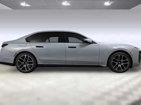 Used 2023 BMW 740i image 7