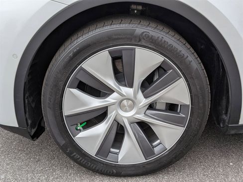 Used 2022 Tesla Model Y Long Range image 10