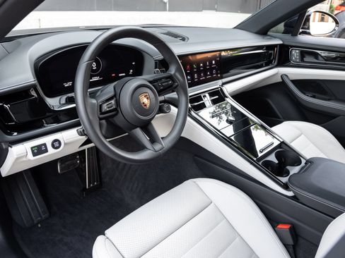 Certified 2025 Porsche Panamera image 3