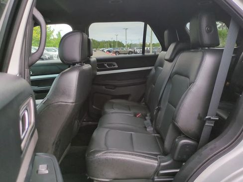 Used 2016 Ford Explorer XLT w/ Equipment Group 202A AWD/4WD image 14