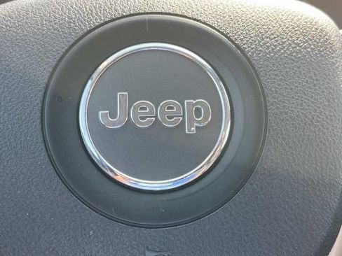 Used 2015 Jeep Cherokee Latitude FWD image 29
