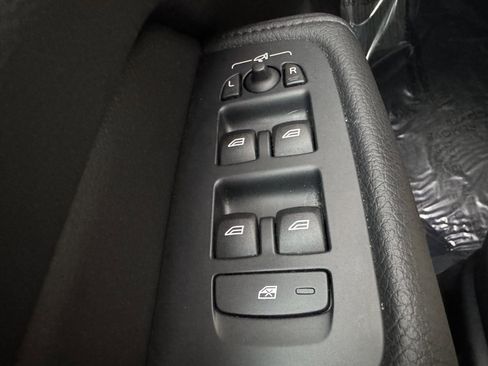 Used 2022 Volvo XC60 B5 Momentum w/ Climate Package image 27