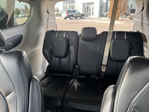 Used 2022 Chrysler Pacifica Touring-L image 19