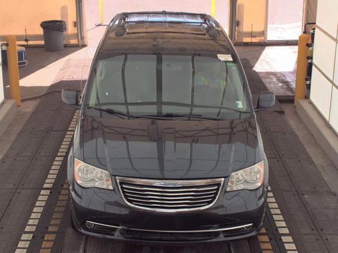 Used 2014 Chrysler Town & Country Touring image 2