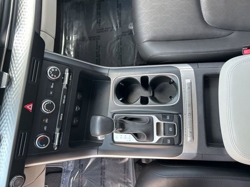 Used 2024 Kia Carnival LX image 16