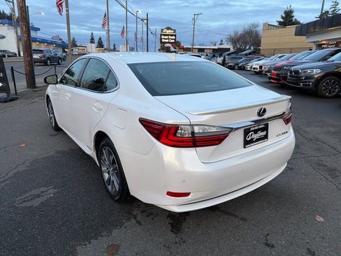 Used 2017 Lexus ES 300h w/ Luxury Package image 3