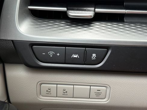 Used 2022 Kia Carnival LX FWD image 16