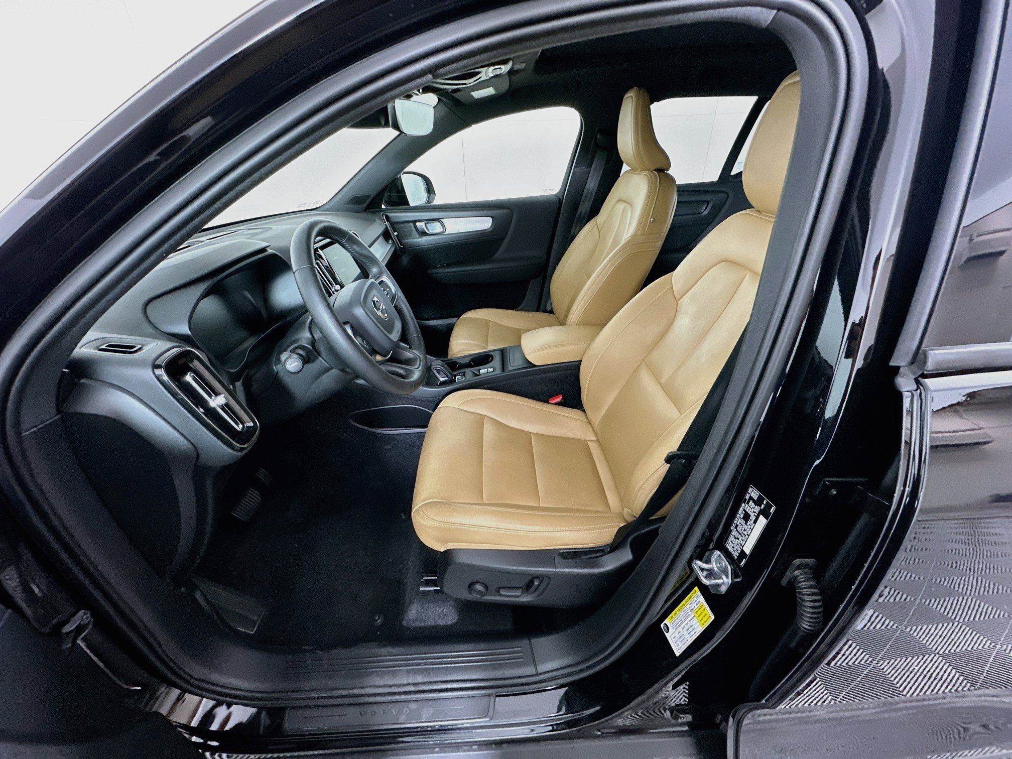 Used 2020 Volvo XC40 T5 Momentum AWD/4WD image 13