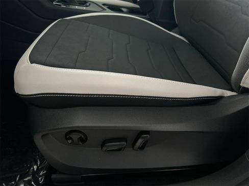 New 2026 Volkswagen Taos SE image 12