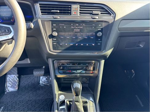 Used 2023 Volkswagen Tiguan SE image 19