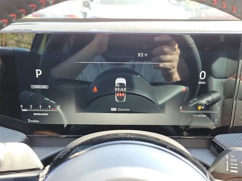 New 2025 Nissan Kicks SR image 8