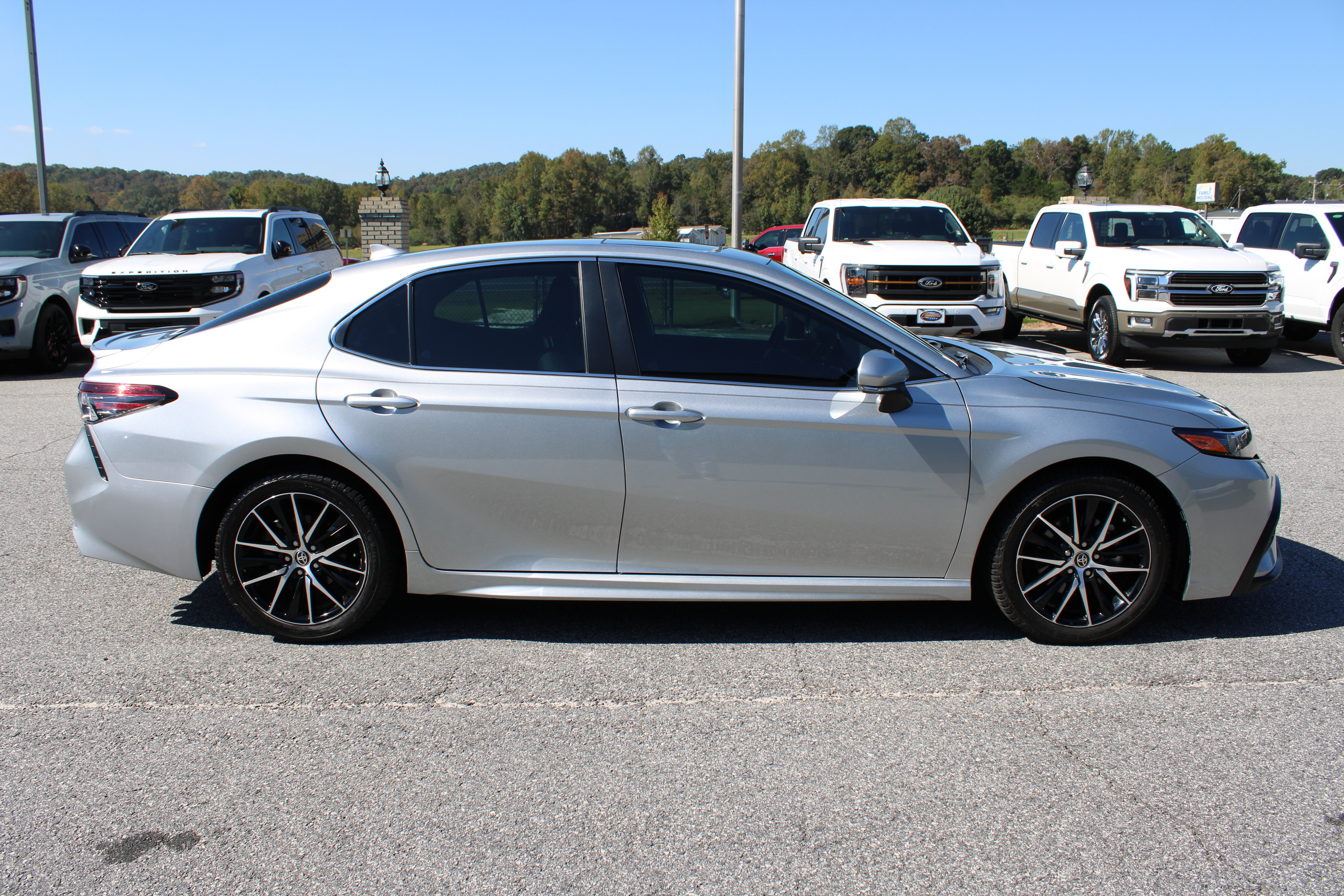 Used 2022 Toyota Camry SE w/ Audio Upgrade Package FWD image 5