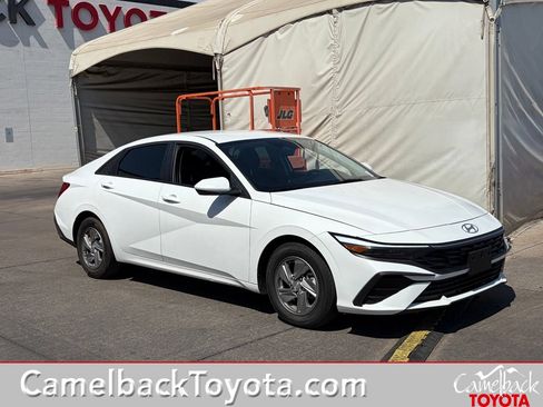 Used 2025 Hyundai Elantra SE w/ Cargo Package FWD image 1