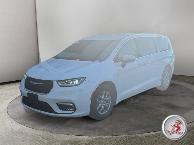Used 2023 Chrysler Pacifica Touring-L FWD image 3