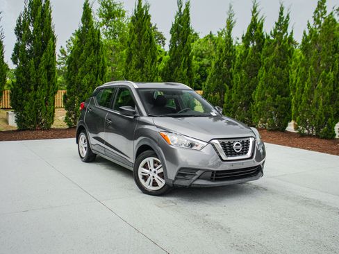 Used 2018 Nissan Kicks S FWD image 2